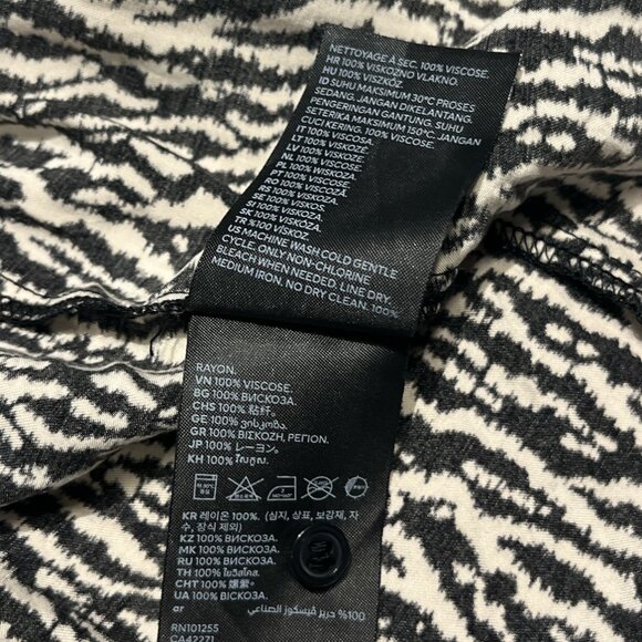 H&M Wrap Dress Size Small Nice Pattern Plunge Neckline Long Sleeves - Picture 11 of 14